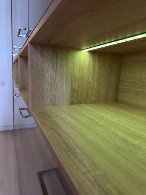 Cozy 1 Bedroom Apartment! Bukarest Exterior foto