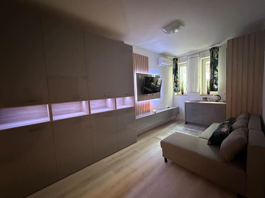 Cozy 1 Bedroom Apartment! Bukarest Exterior foto