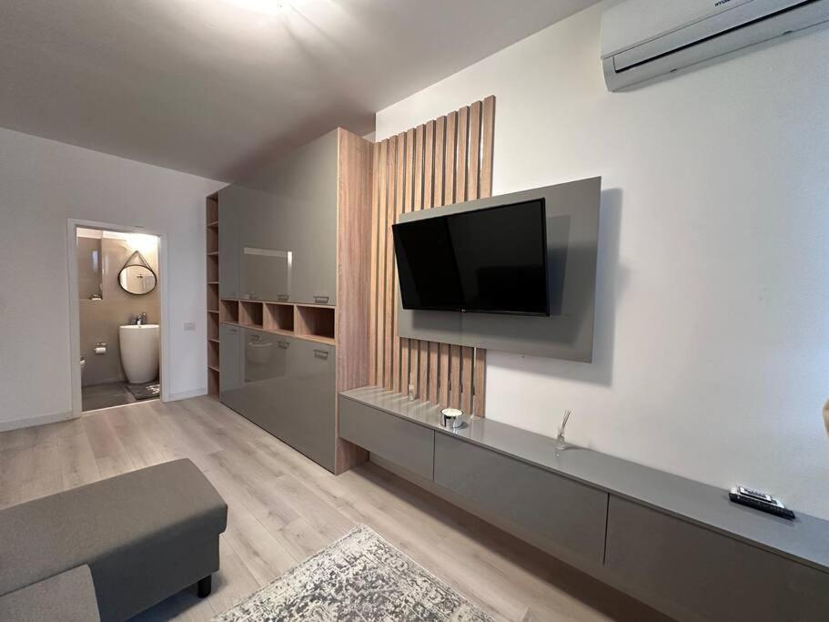 Cozy 1 Bedroom Apartment! Bukarest Exterior foto