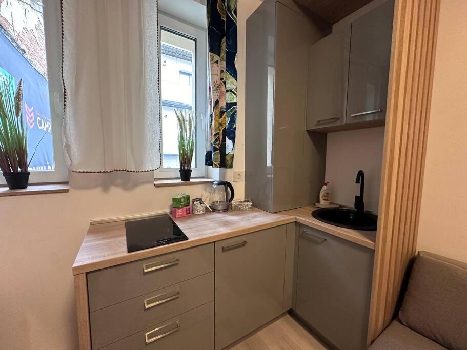 Cozy 1 Bedroom Apartment! Bukarest Exterior foto