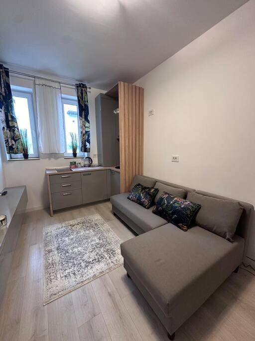 Cozy 1 Bedroom Apartment! Bukarest Exterior foto