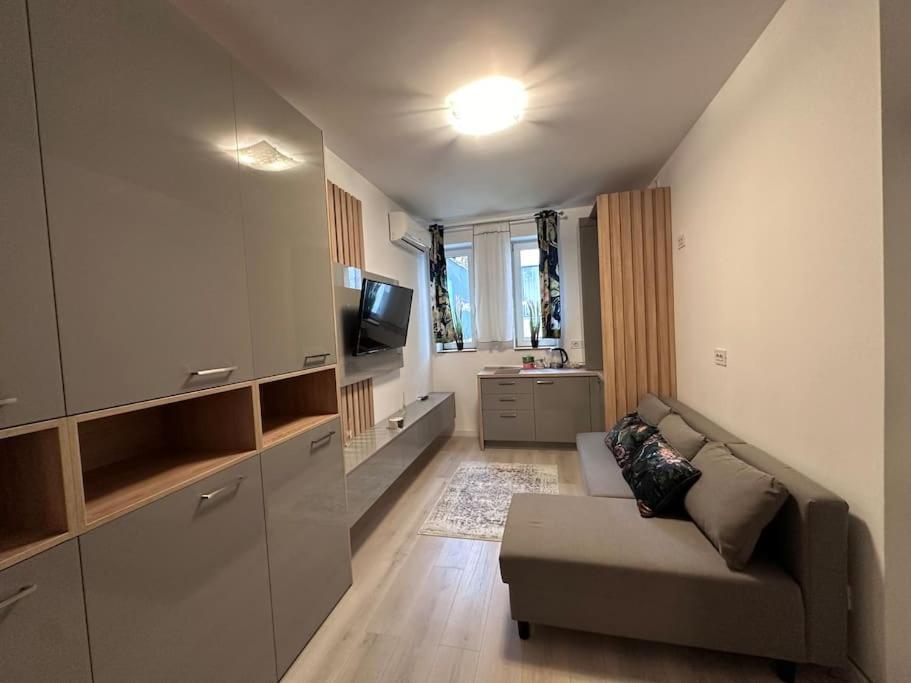 Cozy 1 Bedroom Apartment! Bukarest Exterior foto